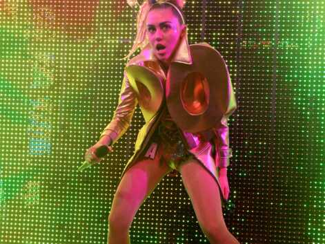 Miley Cyrus sur scène avec un énorme sextoy