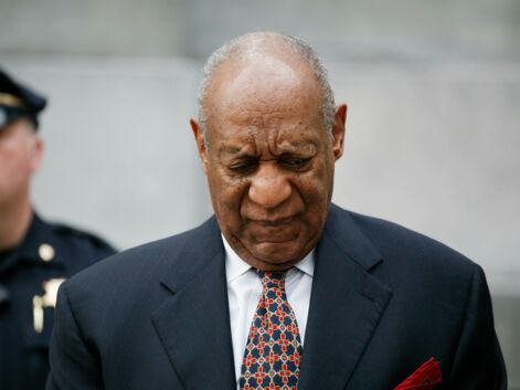 Bill Cosby bousculé à la sortie de son procès pour plusieurs agressions sexuelles, sa réaction odieuse