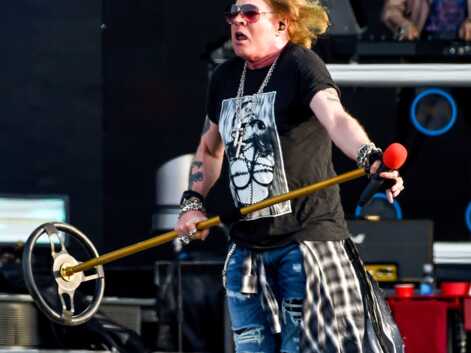VOICI Axl Rose : à 57 ans, le chanteur des Guns & Roses est le sosie d’un proche de Johnny Hallyday !