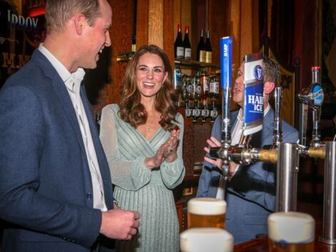 VOICI - Kate Middleton s’éclate à servir des bières avec le prince William