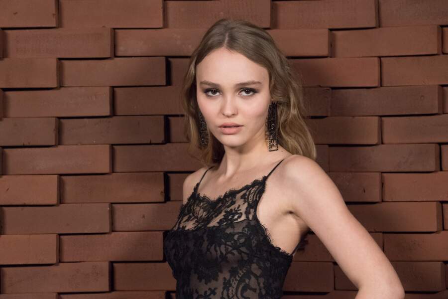 Lily Rose Depp Trahie Par Les Flashs Elle D Voile Ses T Tons Lors D Un D Fil Chanel Voici