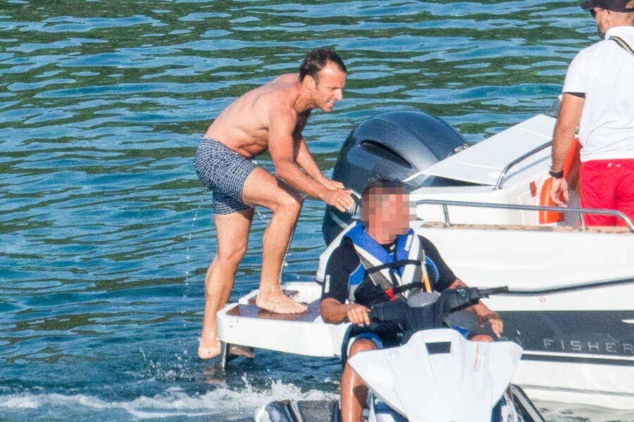 Emmanuel Et Brigitte Macron La Plage Leurs Vacances Canon Voici Emmanuel Et Brigitte Macron La Plage Leurs Vacances Canon Voici