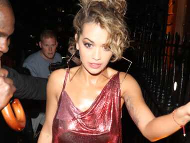 Rita Ora : seins nus sous une robe transparente, elle montre… son string