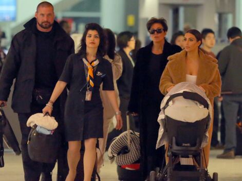 Kim Kardashian avec sa fille North à l'aéroport