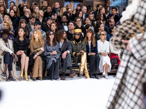 VOICI - Chanel : Monica Bellucci s’affiche en couple, Penélope Cruz défile pour rendre hommage à Karl Lagerfeld