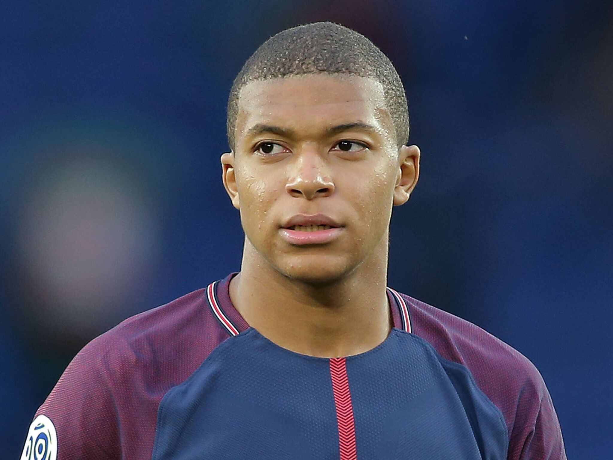 Мбаппе родители. Мбаппе. Мбаппе футболист. Килиан Мбаппе прическа. Mbappe портрет.