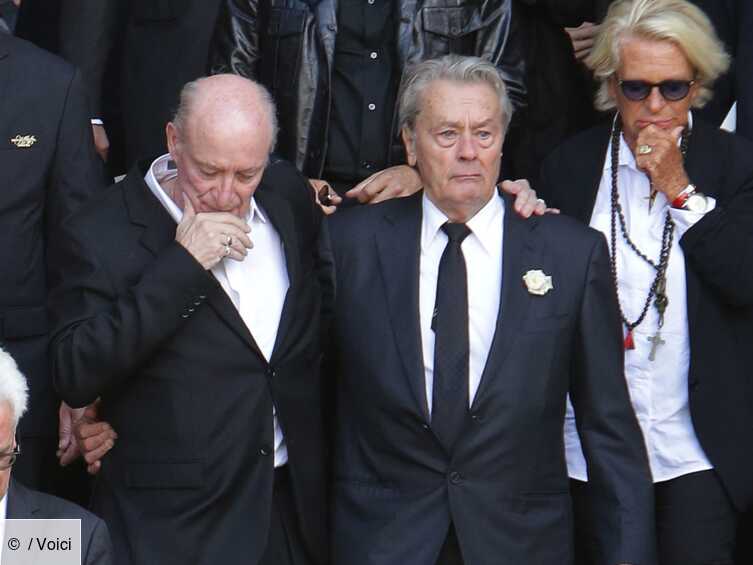 Obsèques De Mireille Darc Alain Delon Et Pascal Desprez Unis Dans La Douleur Devant Une Foule 