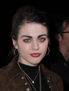 Frances Bean Cobain - La Biographie De Frances Bean Cobain Avec Voici.fr