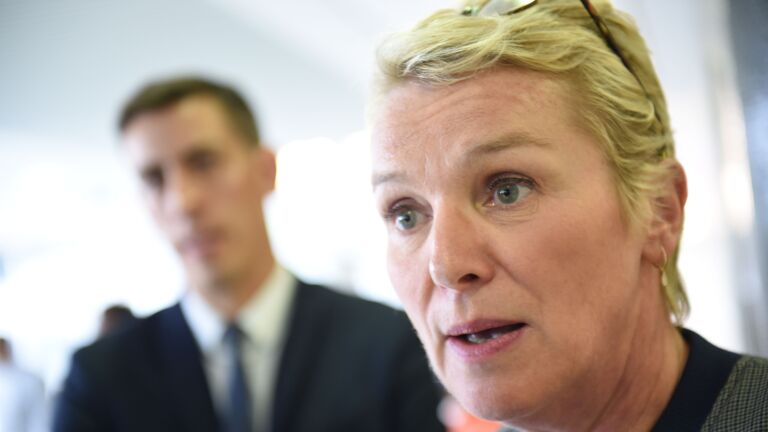 Elise Lucet se confie sur son deuil, quatre ans après le ...