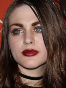 Frances Bean Cobain - La Biographie De Frances Bean Cobain Avec Voici.fr