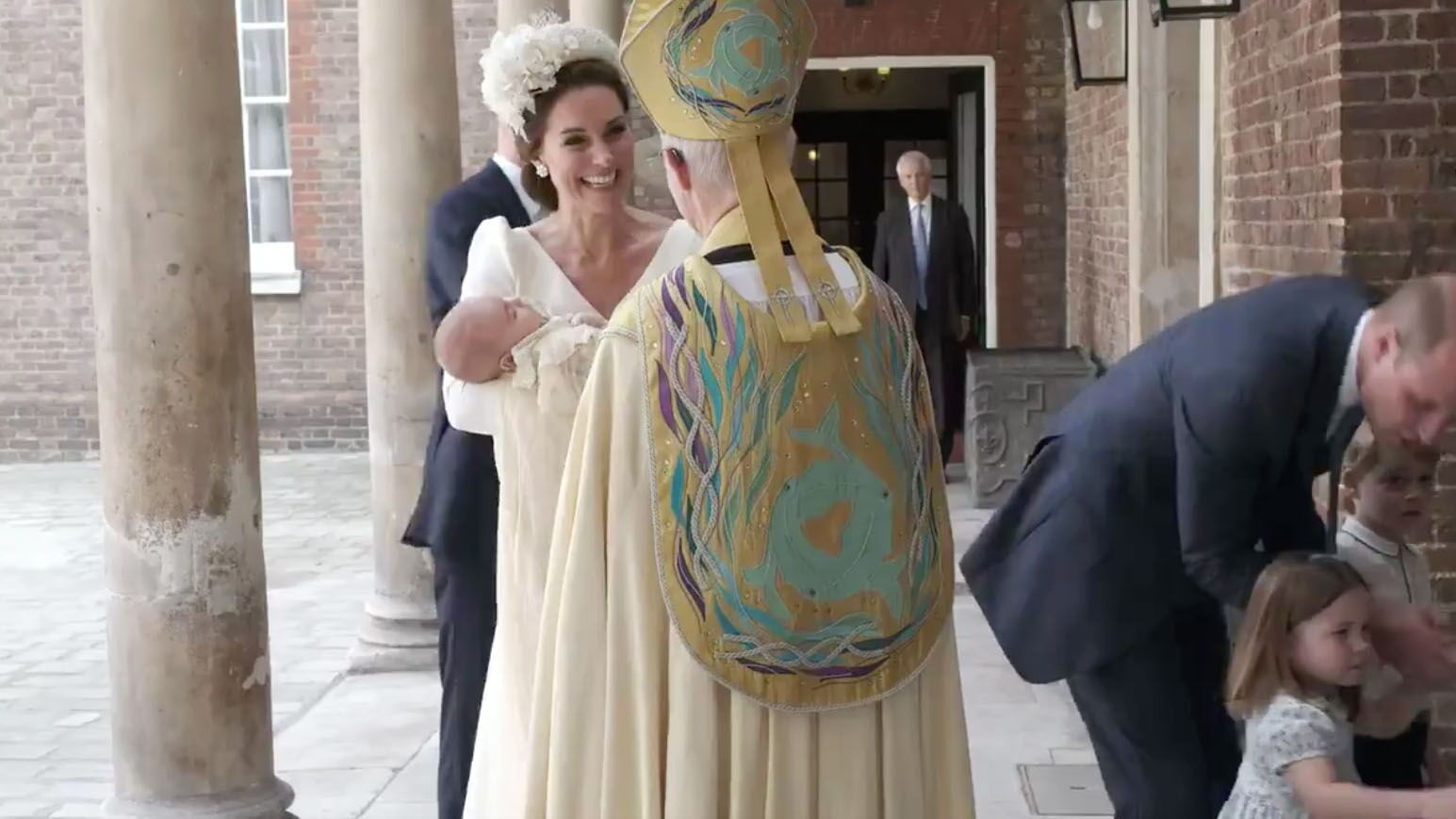 Photos Bapteme Du Prince Louis L Arrivee De Kate Middleton Et