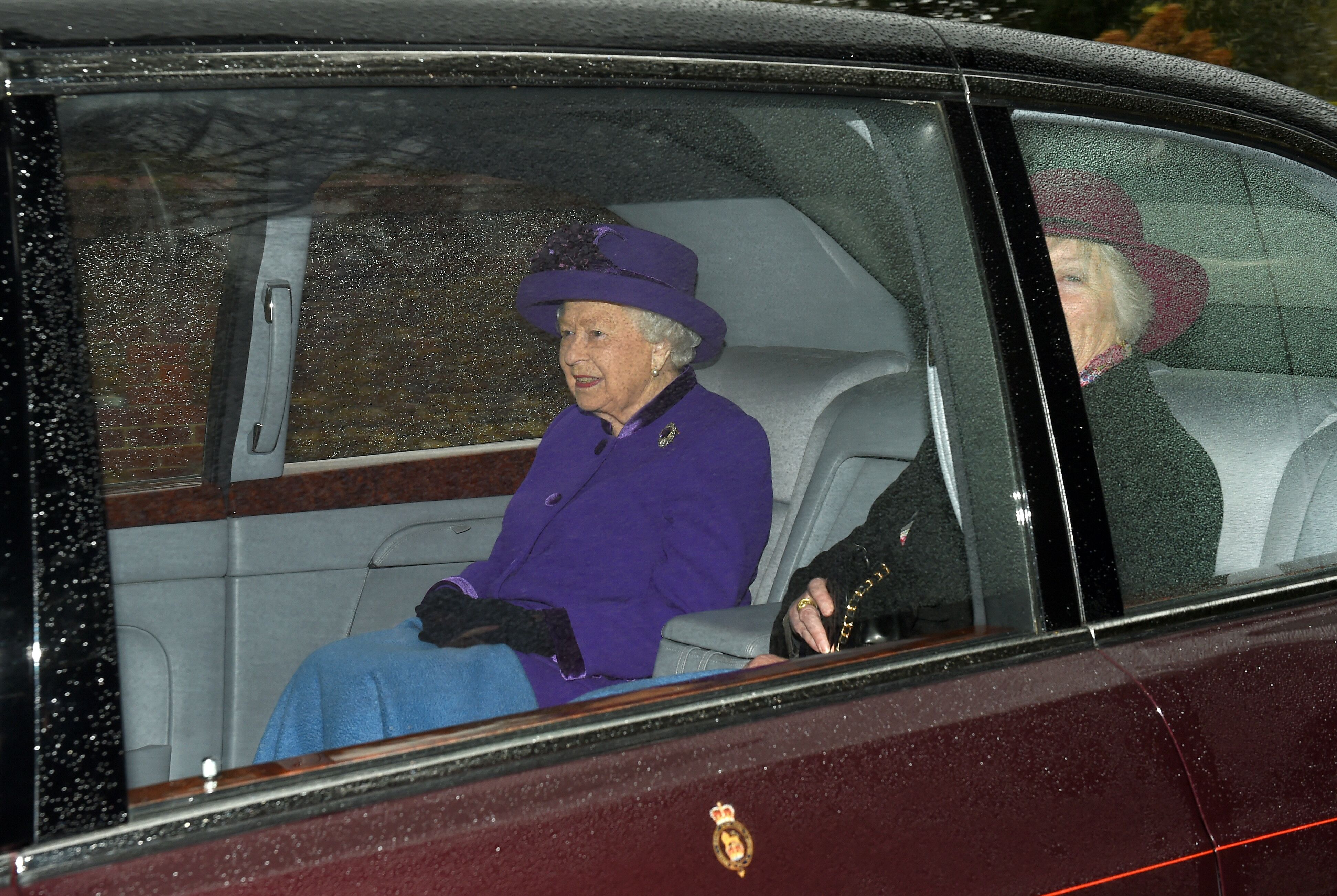 Photo Elizabeth Ii Prise En Flagrant Delit La Reine Provoque L Indignation En Angleterre Voici