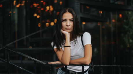Dans le vent en t-shirt blanc