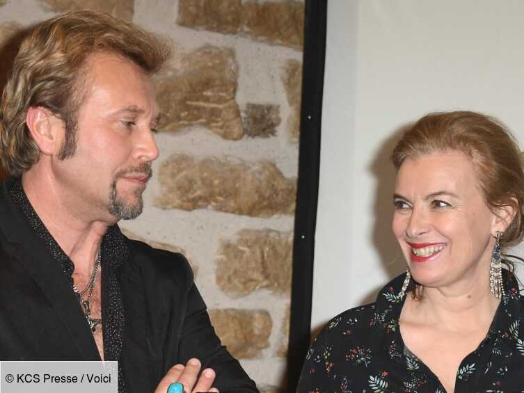 Photos Mais Ou Etait Donc Valerie Trierweiler Pour Tomber Sur Un Sosie Professionnel De Johnny Hallyday Voici