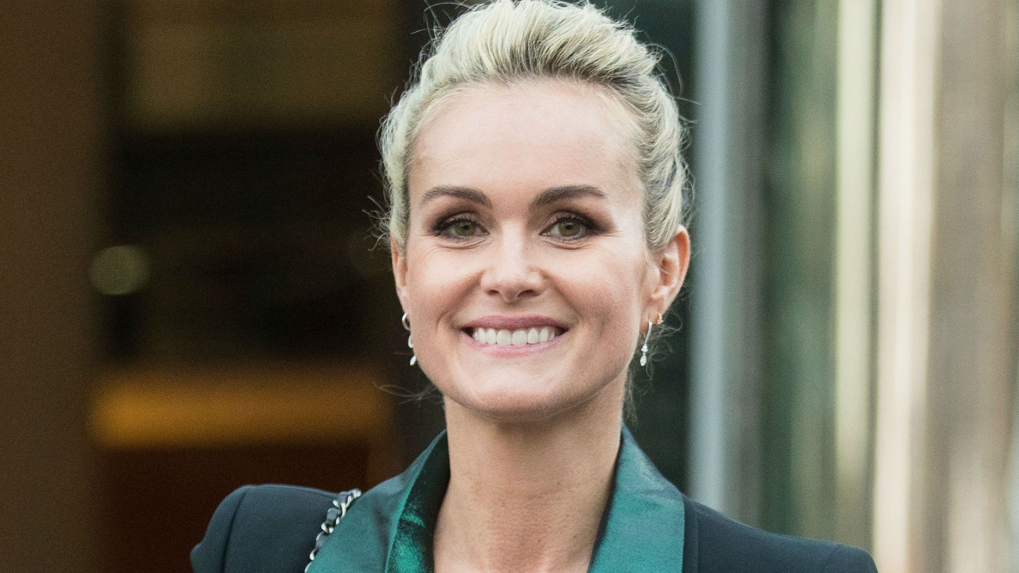 Photo Laeticia Hallyday Sexy En Bikini Sa Demi Sœur Offre Une Vue Plongeante Sur Son Decollete Voici