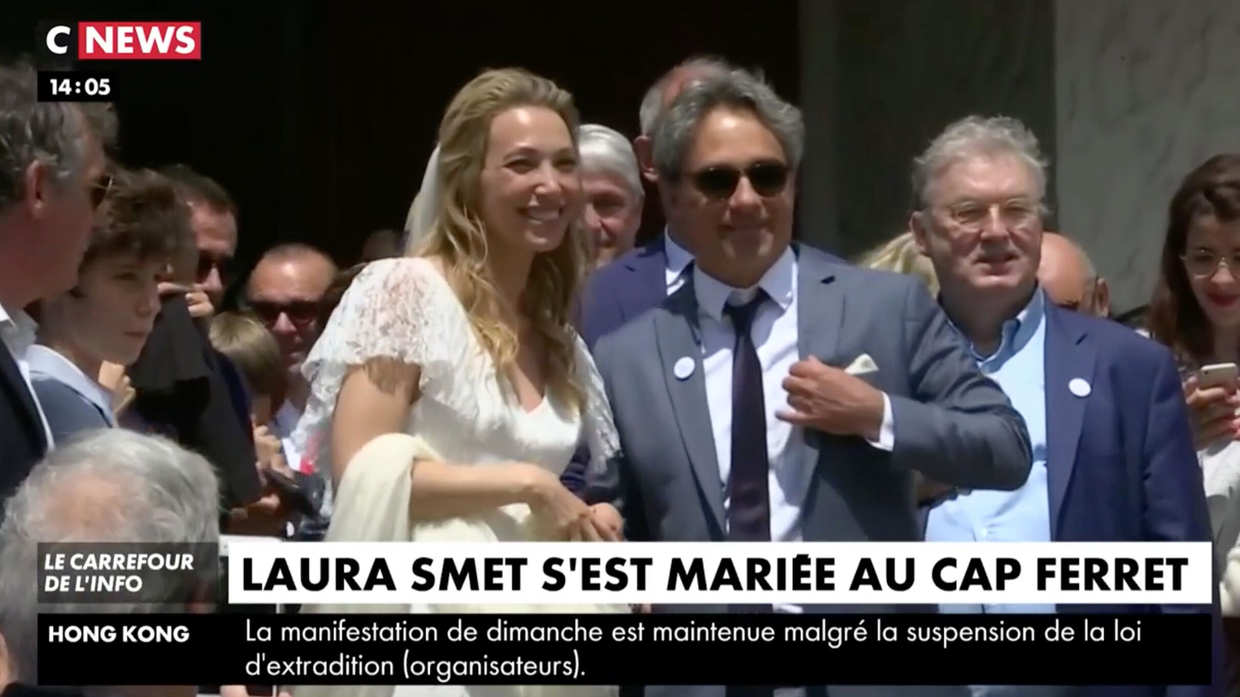 Video Mariage De Laura Smet La Belle Surprise Des Fans De Johnny Hallyday A La Sortie De L Eglise Voici