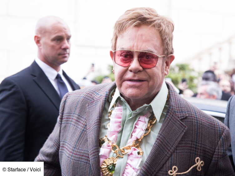 Elton John le jour où il a vu la reine Elizabeth II perdre son sang