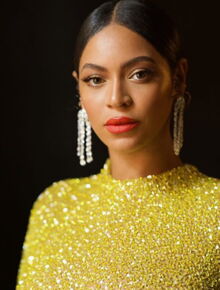 PHOTO Beyoncé : en robe drapée décolletée argentée et bas couture, la ...