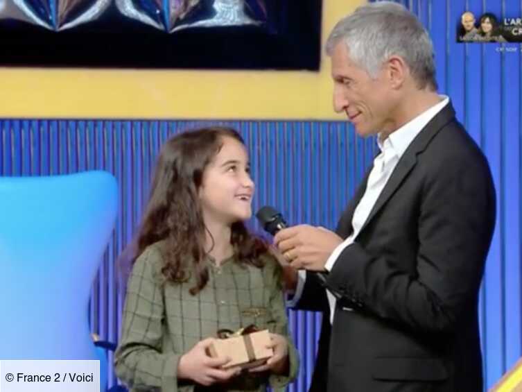 Regarder N Oubliez Pas Les Paroles En Direct VIDEO N'oubliez pas les paroles : une enfant apporte un cadeau et