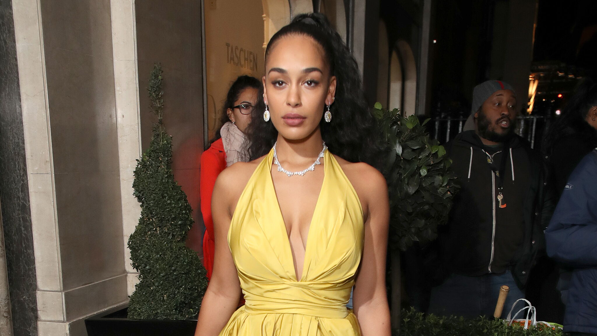 Jorja Smith Rayonnante En Longue Robe Jaune Pour Recevoir