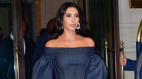kim-kardashian-ose-le-total-look-en-jean-on-en-pense-quoi