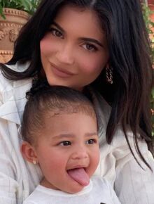 Photo Kylie Jenner Devoile Une Photo Enfant Sa Ressemblance Avec Sa Fille Stormi Est Frappante Voici