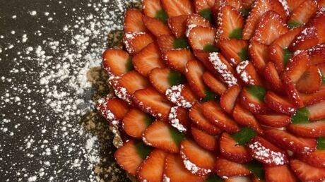 s-occuper-a-la-maison-realiser-une-tarte-aux-fraises-de-chef-avec-ses-enfants