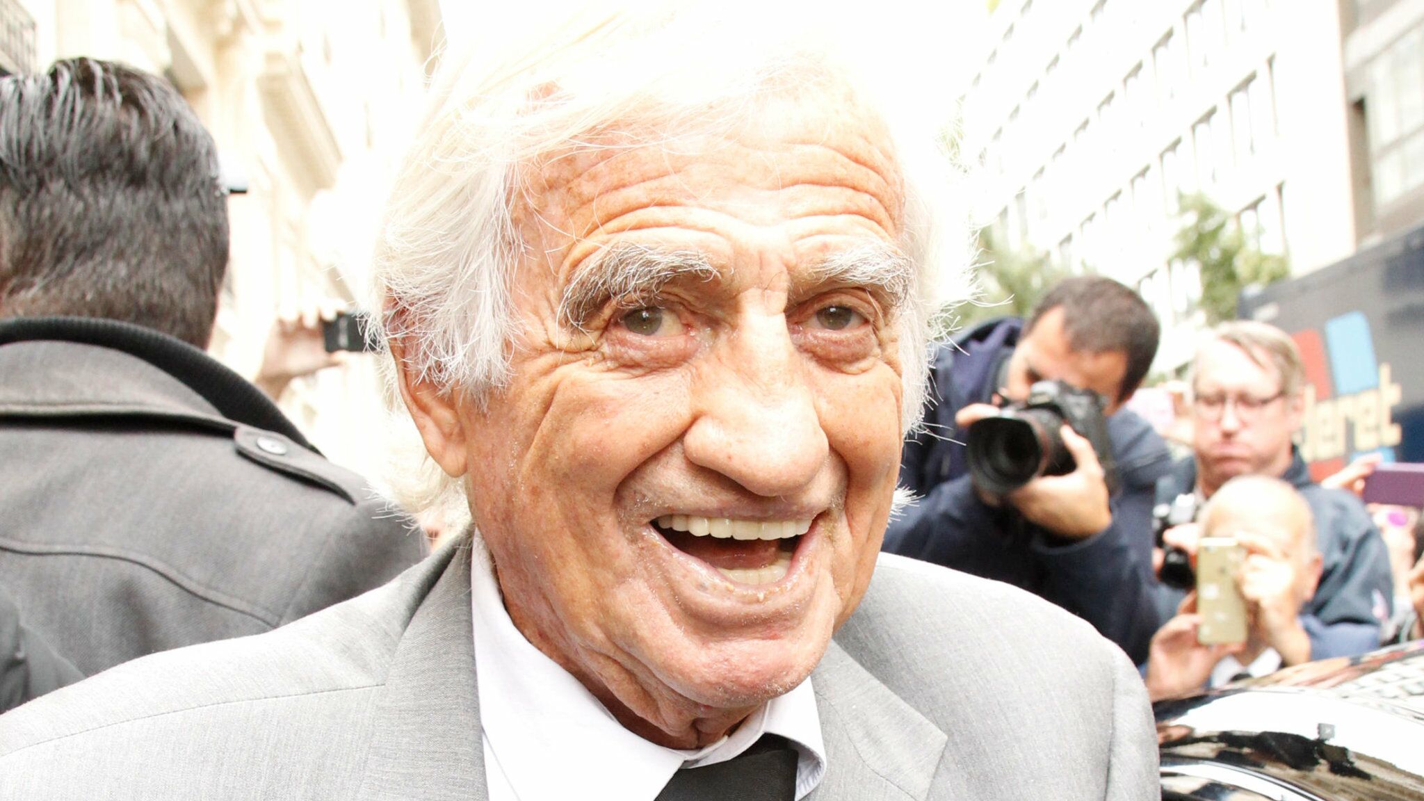 Jean Paul Belmondo Fait Une Rare Apparition Pour Souhaiter L Anniversaire D Un Celebre Dj Voici