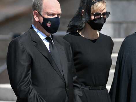 PHOTOS Caroline, Albert et Stéphanie de Monaco : émus et masqués aux obsèques de leur cousine