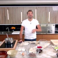 Video Tous En Cuisine D Couvrez La Recette Des Fraises La Rose De Cyril Lignac Voici