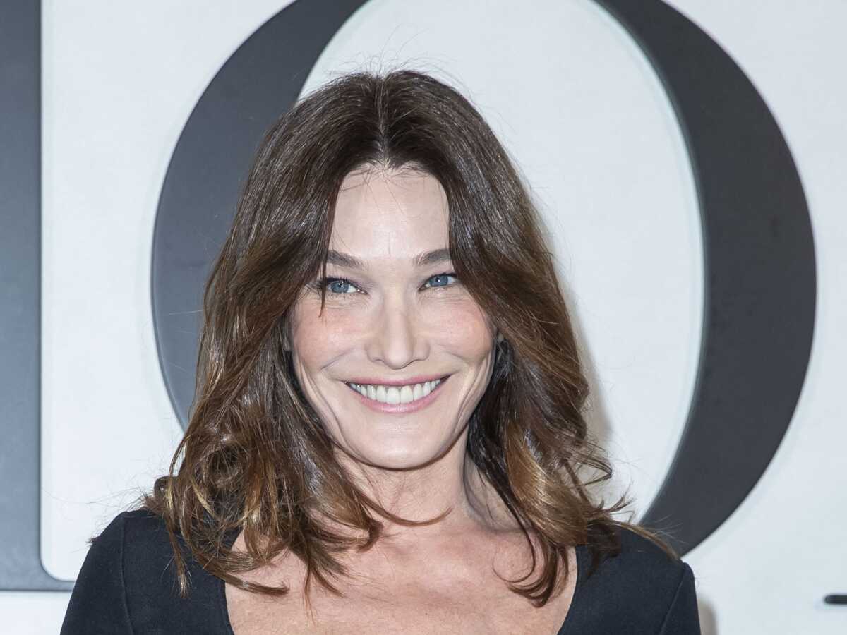 PHOTO Carla Bruni dévoile le visage masqué de Giulia, qui chante pour un spectacle de son école 