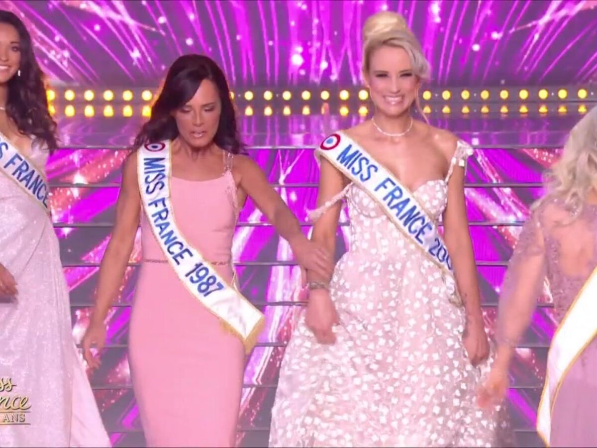 Miss France 2021 : Nathalie Marquay manque de tomber dès l’ouverture, les internautes sont hilares