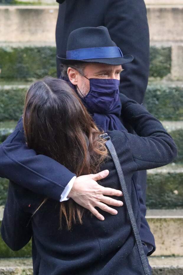 PHOTOS Obsèques de Claude Brasseur : son fils Alexandre apparaît avec ses enfants et sa mère Mi...