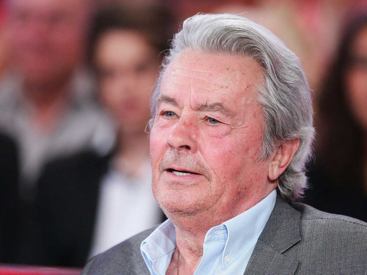 Alain Delon : son petit frère Jean-François raconte son enfance difficile