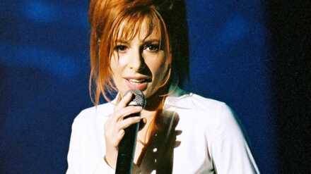 Video Mylene Farmer 80 000 Fans Lui Chantent Joyeux Anniversaire Voici