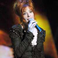 Video Mylene Farmer 80 000 Fans Lui Chantent Joyeux Anniversaire Voici