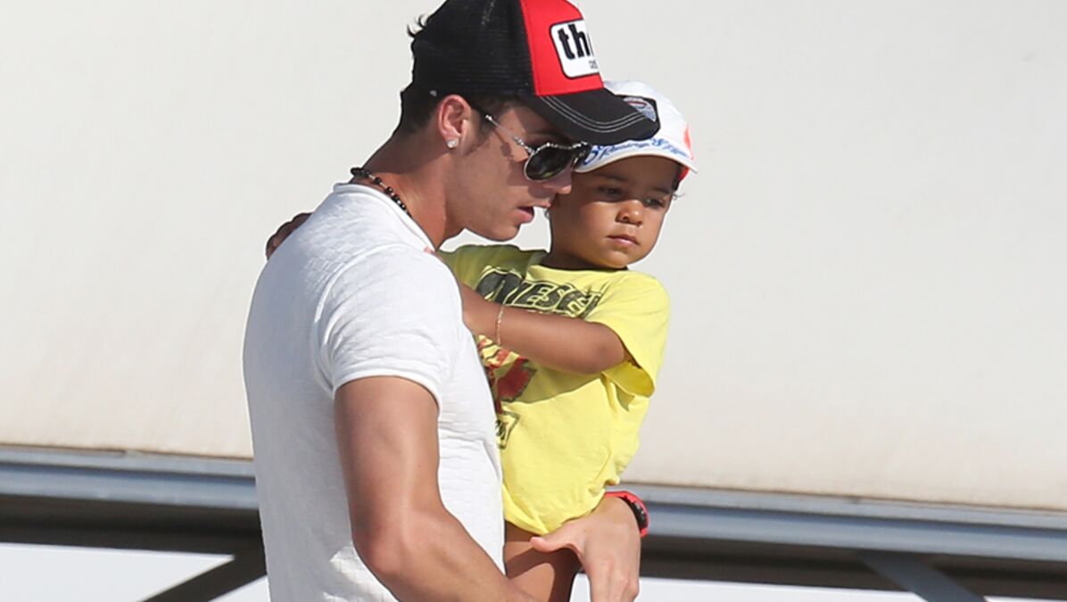 Irina Shayk Et Son Fils PHOTOS Cristiano Ronaldo avec son fils et Irina à Saint-Tropez - Voici