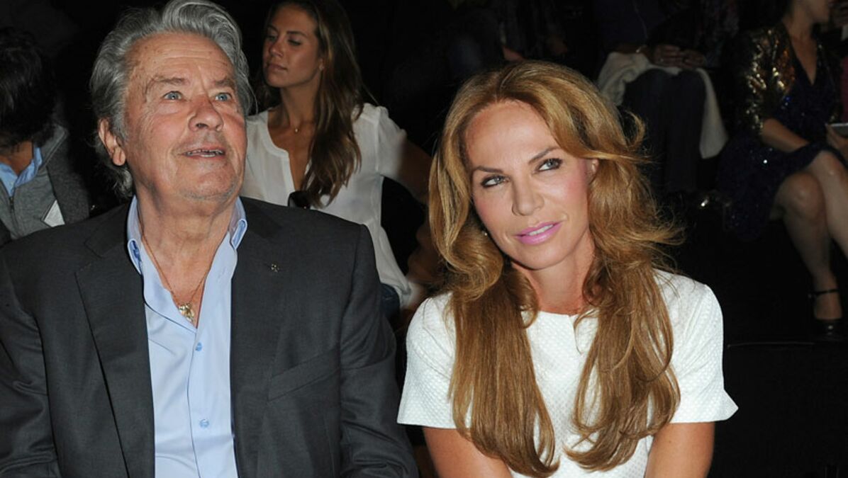 Qui Est La Compagne D Alain Delon Alain Delon s'affiche au bras de Rosalie, son ex-compagne - Voici