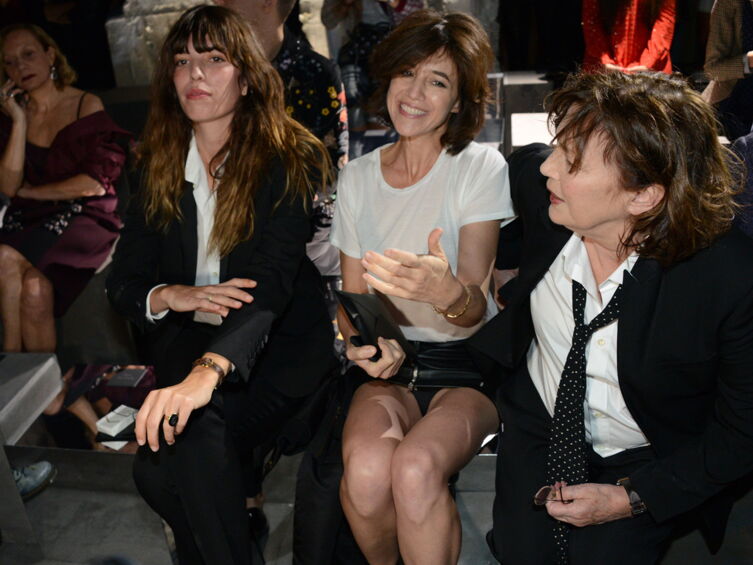 PHOTOS En mini jupe, Charlotte Gainsbourg montre malencontreusement ses dessous Voici