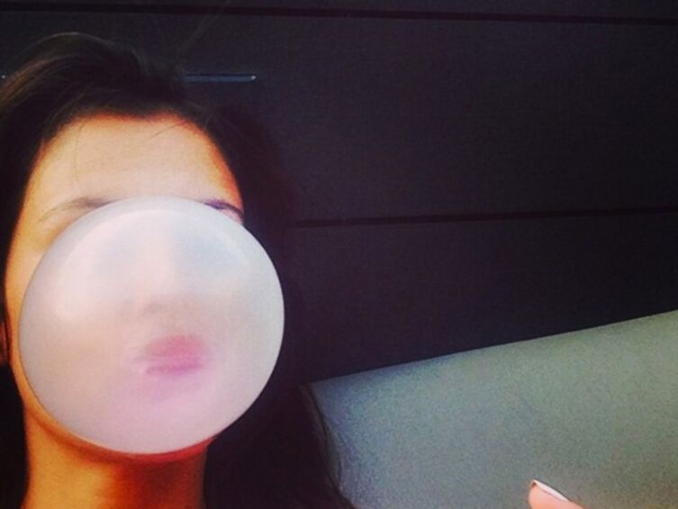 DEVINETTE Saurez-vous reconnaître la sublime jeune femme cachée derrière cette bulle de gum ?
