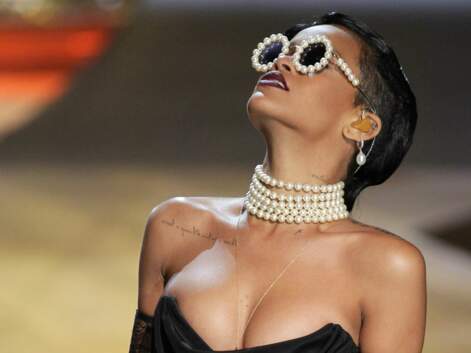 Rihanna en porte-jaretelle au Défilé Victoria's secret