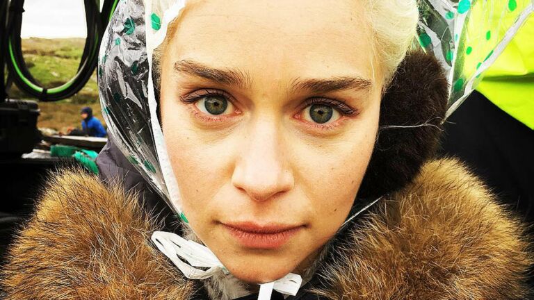 Emilia Clarke Game Of Thrones Poste Une Photo Delle Au Réveil Sans 