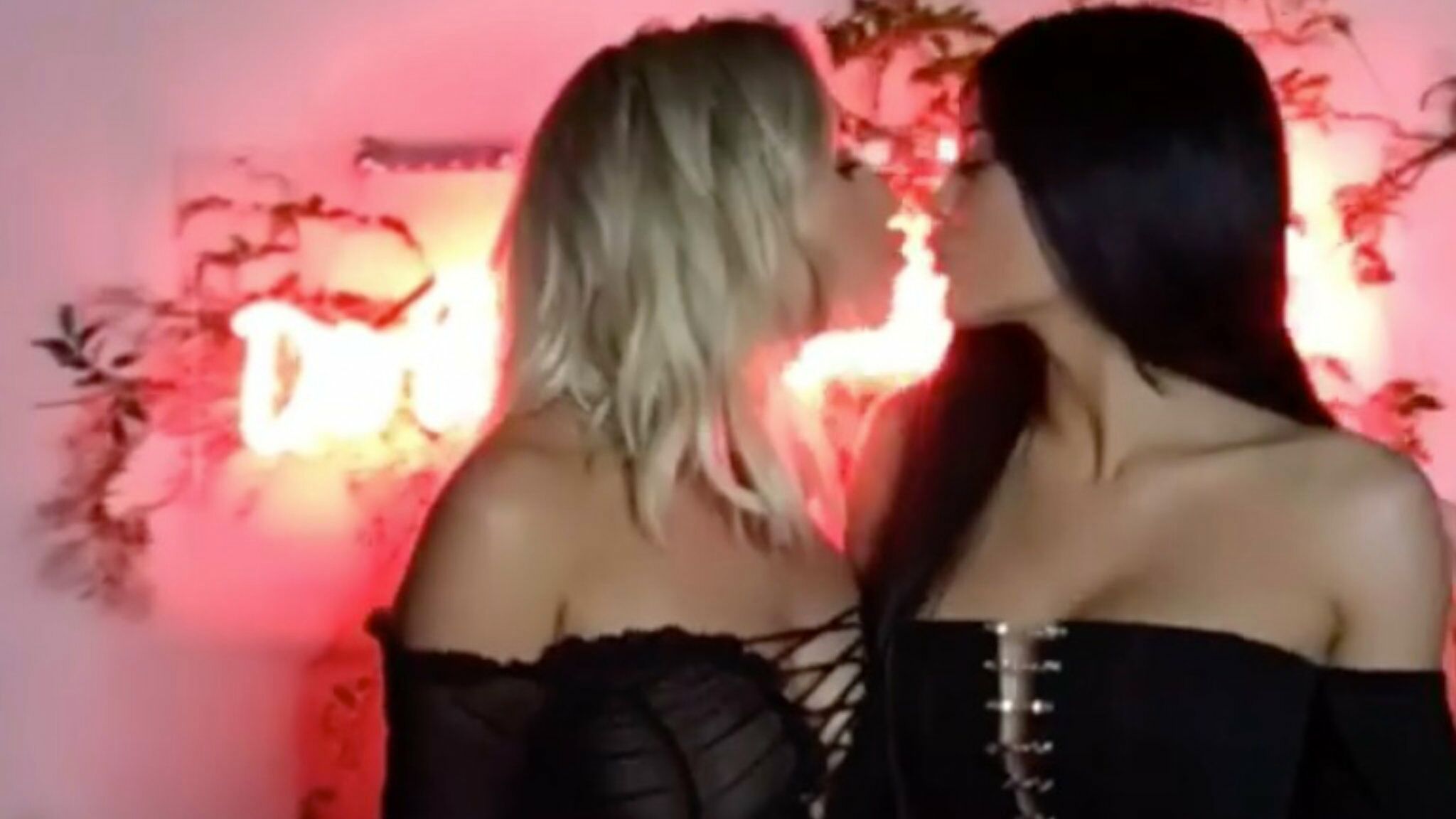 deux filles qui s embrasse pour un anniversaire Kylie Jenner Embrasse Sur La Bouche Une Amie Pour Son Anniversaire deux filles qui s embrasse pour un anniversaire