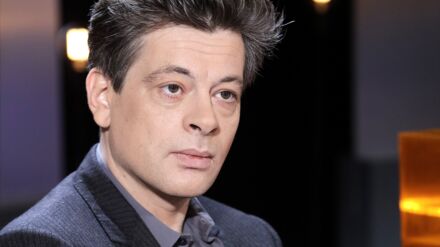 Video Cannes Confondu Par Un Fan Avec Benicio Del Toro Benjamin Biolay Joue Le Jeu Voici