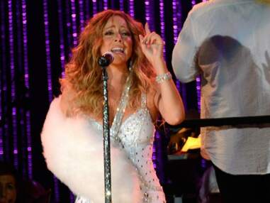 Mariah Carey chante le bras dans un plâtre en fourrure