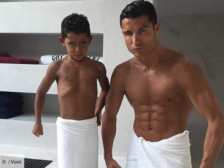 Photo Cristiano Ronaldo Pose Torse Nu Avec Son Fils Voici [ 563 x 753 Pixel ]