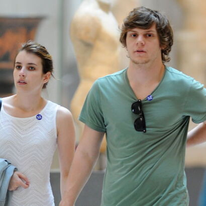 Julia Roberts Emma Roberts는 남자 친구를 때리고 물린 혐의로 체포되었습니다.