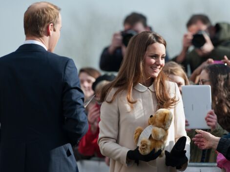 Kate Middleton affiche fièrement son ventre rond