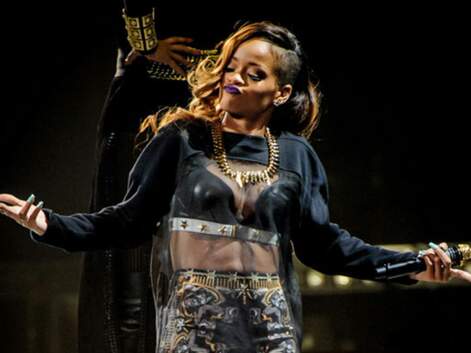 DIAPO Les 10 poses les plus étranges de Rihanna à son concert de Toronto