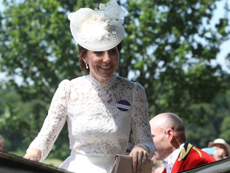 PHOTOS Kate Middleton splendide et radieuse à Ascot dans une robe en dentelle transparente